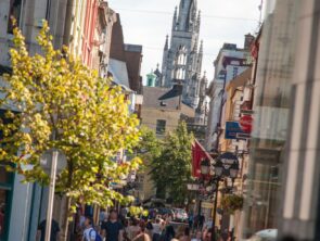 Calle peatonal del centro de Cork dónde están estudiantes del programa de adultos de Inglés y Punto