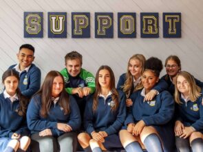 Un grupo de alumnos uniformados de uno de los colegios que ofrecemos en ingles y punto para el programa de curso escolar en el extranjero