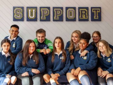 Un grupo de alumnos uniformados de uno de los colegios que ofrecemos en ingles y punto para el programa de curso escolar en el extranjero
