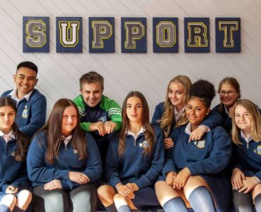 Un grupo de alumnos uniformados de uno de los colegios que ofrecemos en ingles y punto para el programa de curso escolar en el extranjero