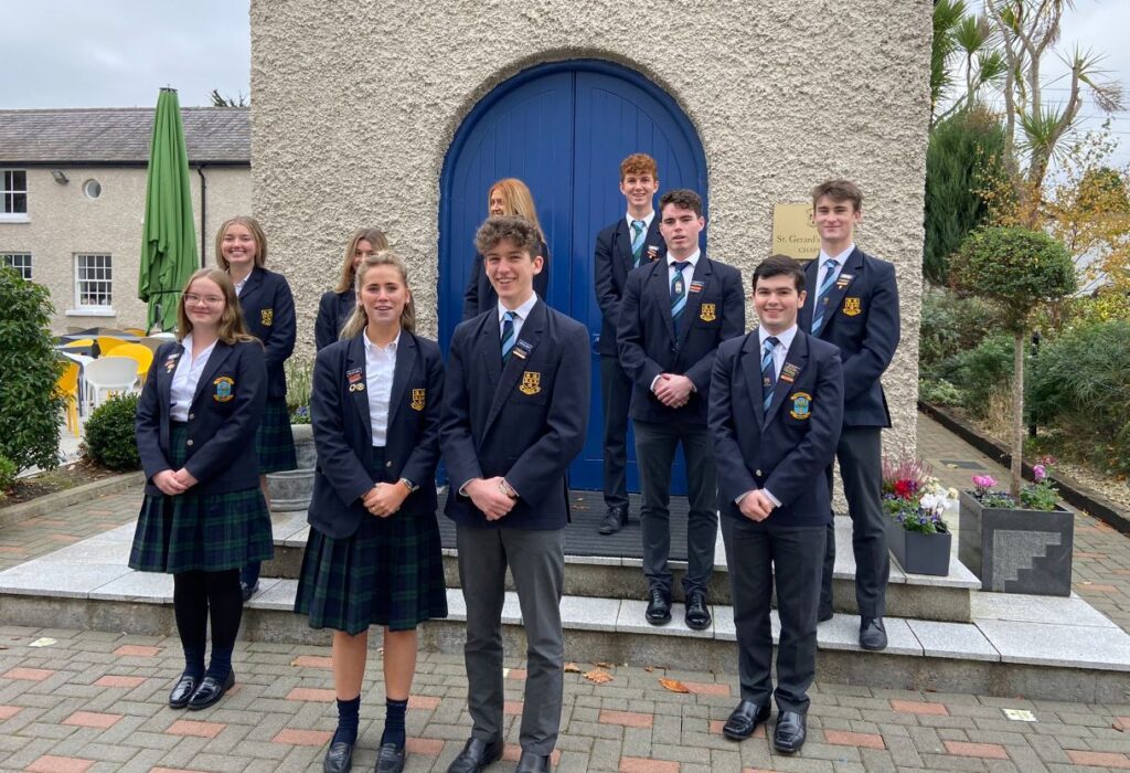alumnos en la puerta del colegio del programa de curso escoalr en Irlanda de ingles y punto