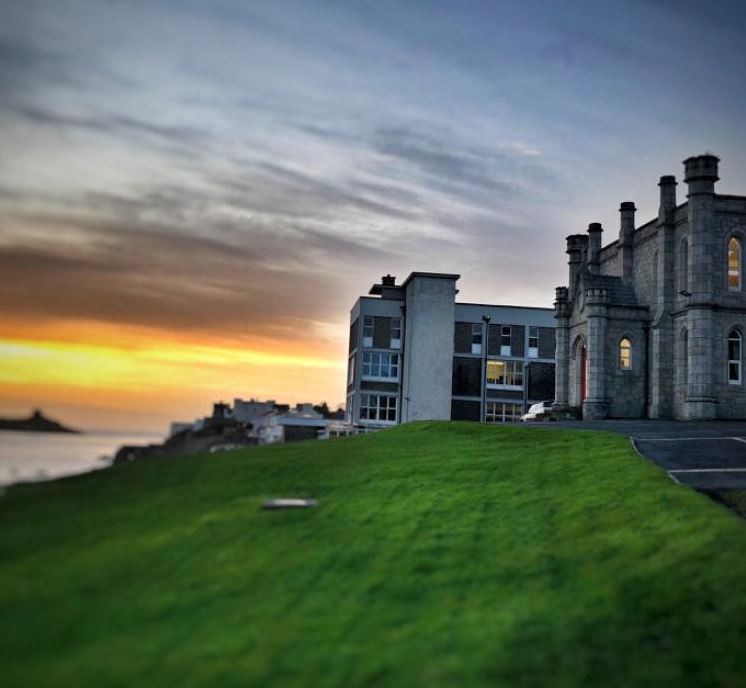 Curso escolar dos trimestres en Irlanda Ingles y Punto 1 Dos trimestres en Irlanda, Enero-Junio, Colegio Concertado o Privado