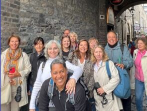 Un grupo de personas mayores en el programa de inglés +50 de ingles y punto en Dublín