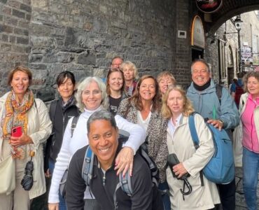 Un grupo de personas mayores en el programa de inglés +50 de ingles y punto en Dublín