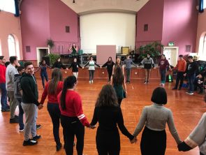 jovenes aprendiendo el baile irlandés en el programa de curso escoalr en Irlanda 4-8 semanas