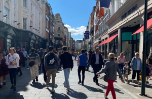 estudiantes de excursión por el centro de Dublín en el programa de adultos de inglés y punto