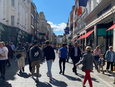 estudiantes de excursión por el centro de Dublín en el programa de adultos de inglés y punto