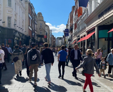 estudiantes de excursión por el centro de Dublín en el programa de adultos de inglés y punto