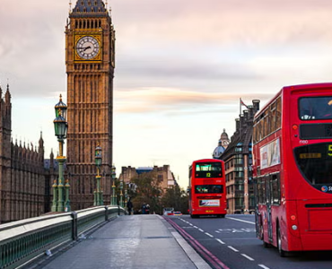 Big ben y un autobús rojo trimestre en Inglaterra UK de Inglés y Punto