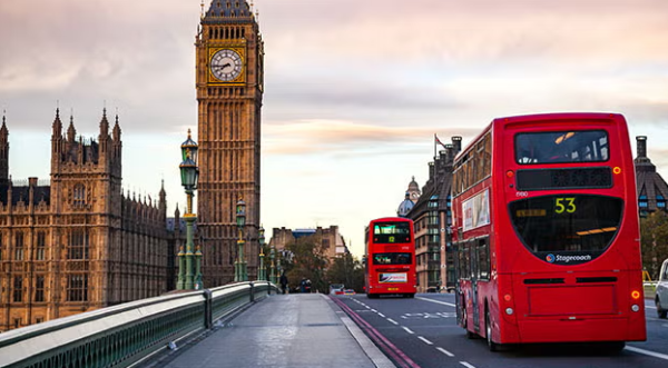 Big ben y un autobús rojo trimestre en Inglaterra UK de Inglés y Punto