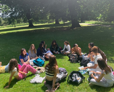 Grupo de jovenes en un programa de colegios de Inglés y Punto en el extranjero