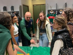 jovenes con su entrenador revisando un partido del programa de Curso es Irlanda 4-8 semanas