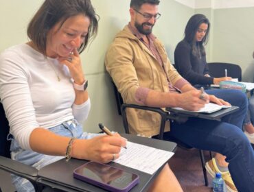 Adultos asistiendo al programa Erasmus + de inglés y punto
