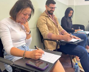 Adultos asistiendo al programa Erasmus + de inglés y punto