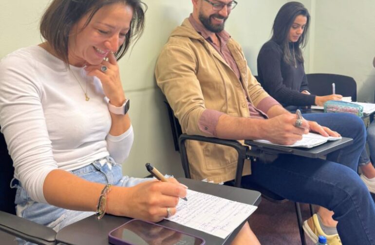 Adultos asistiendo al programa Erasmus + de inglés y punto