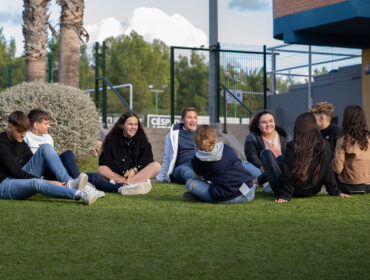 Estudiantes en el césped disfrutando del programa para colegios de Inglés y Punto en Dublín