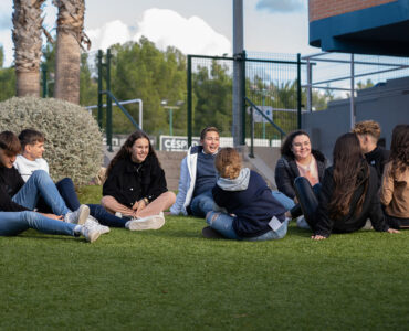 Estudiantes en el césped disfrutando del programa para colegios de Inglés y Punto en Dublín