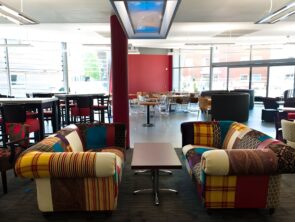 Imagen del campus de la Universidad de Surrey del programa de jóvenes en Londres verano de Inglés y Punto
